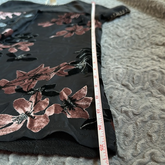 🆕🌸Mystree Black Floral Black Top - size small - Picture 8 of 8